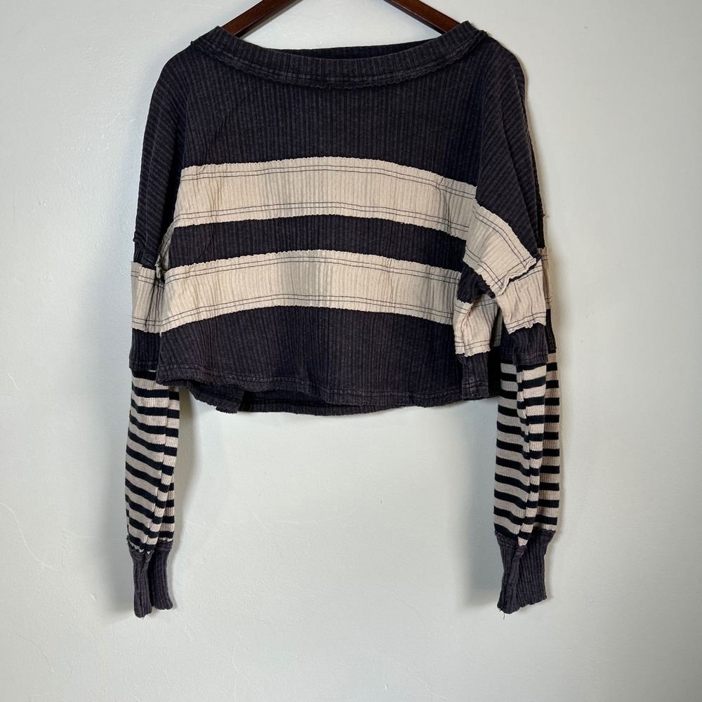 Oli & Hali Cropped Thermal Top Womens Small Charcoal Cream Striped‎ Smiley Patch